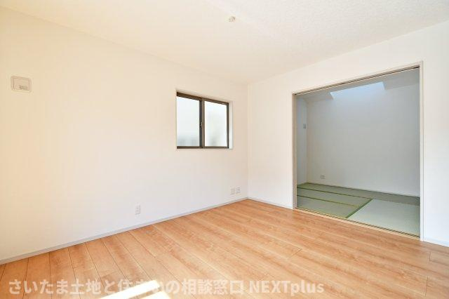 北本市中丸２丁目　全１棟の居間・リビング|LDK12帖：リビングには窓が多く、空気の入れ替えもしやすいです。南東側に大きな窓があるので、朝からたっぷりと明るい光が入ります。木目調のフローリングと白い壁が統一感があり、温かみもあるリビングです。