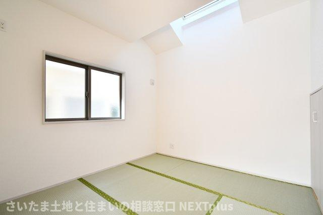 北本市中丸２丁目　全１棟の和室|和室4.5帖：琉球畳がおしゃれな和室！押入タイプの収納ですので、収納力も高く来客用の寝具もそのまま収納出来ます！畳ですので、フローリングより暖かく柔らかい為、寝る人にも優しいお部屋となっております。