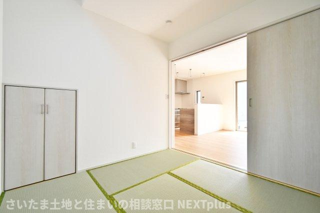 北本市中丸２丁目　全１棟の和室|和室4.5帖：リビングのフルフラットの続き間なので、家族構成やライフスタイルに合わせてリビングの一部としてもご使用いただけます。リビングから目が届くので、小さなお子様の遊び場やお昼寝スペースとしても◎