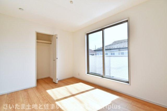 北本市中丸２丁目　全１棟の洋室|洋室①6.3帖：南東側の大きな窓からバルコニーに出られます。2面採光で明るい洋室です。1番広い洋室で、ダブルベットを置いてもゆとりのある広さなので、主寝室としてもご使用いただけます！