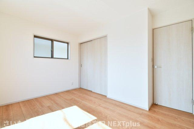 北本市中丸２丁目　全１棟の洋室|洋室①6.3帖：クローゼットは各部屋についているので、ご家族それぞれの収納スペースとして持つこともできます！白基調のお部屋はシンプルなので家具のレイアウトがしやすく、様々なコーディネートが楽しめます！