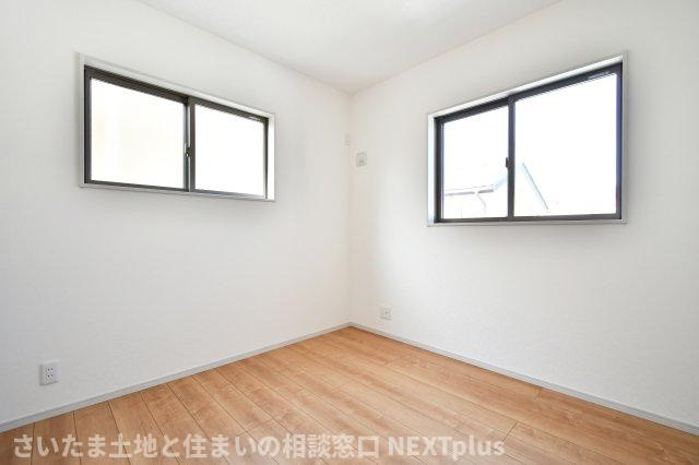 北本市中丸２丁目　全１棟の洋室|洋室②4.5帖：南西側と北西側の2面採光のため、夕方まで暖かい洋室です。ベットと勉強机を置いてもゆとりのある広さなので、お子様の一人部屋や書斎など、家族構成に合わせて多用途な使い方ができます◎