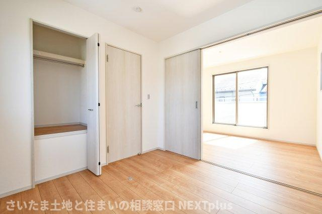 北本市中丸２丁目　全１棟の洋室|洋室②4.5帖：隣の6.3帖の洋室と可動間仕切りで分けられているお部屋なので、間仕切りを開放すると合計10.8帖の広々空間になります！ライフスタイルに合わせた暮らしができるのが嬉しいポイントです！