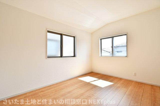 北本市中丸２丁目　全１棟の洋室|洋室③6帖：南東側と北東側の2面採光で、朝陽とともに気持ち良く目覚められます◎他の部屋と廊下や収納で隔たれているので、プライバシーが守られやすいお部屋です◎柱などが無く家具のレイアウトがしやすいです！