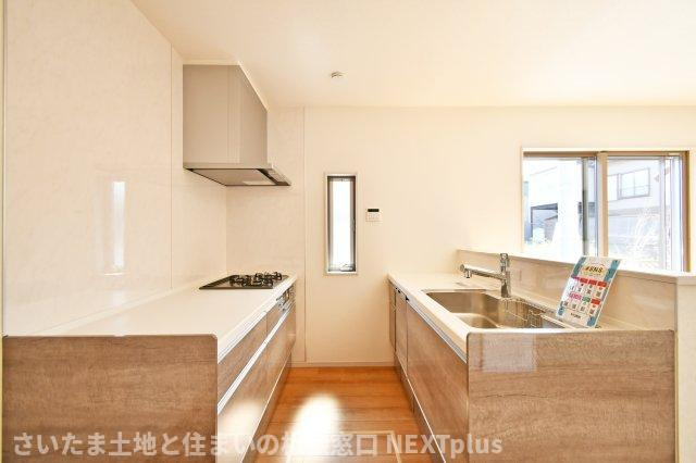 北本市中丸２丁目　全１棟のキッチン|広々12帖のリビングが見渡せる対面式のキッチンです。背面にコンロがありカウンター部分が多いので、お料理に使う食材を広げて準備することもできます。洗い終えた食器などもたっぷりと置けるのが嬉しいですね。