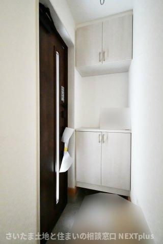 北本市中丸２丁目　全１棟の外観|シューズボックスは上下セパレートタイプですので、季節物で上下に分けて収納する事ができます。また間のスペースには鍵を置くスペースにする事で、外出前に鍵を探すなど慌ただしさが軽減されるのでおすすめです。