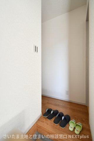 北本市中丸２丁目　全１棟の外観|玄関ドアの正面は廊下の壁になっておりますので、急な訪問で玄関を開けた際室内が見えない設計で、安心です！窓もありますので、玄関ドアに縦長の窓がついているので、外からの光も入る明るい玄関です。