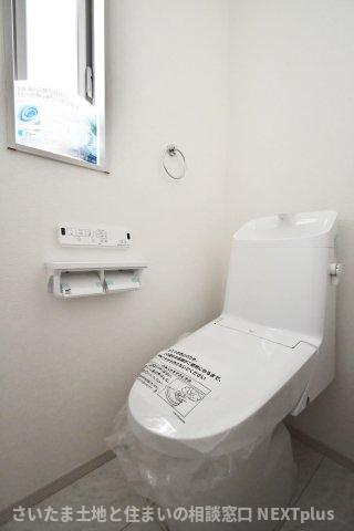 北本市中丸２丁目　全１棟のトイレ|トイレ（1F）：1・2階にある為、忙しい出発前でも取り合いにはなりません！小窓があるので、空気がこもりがちなトイレもしっかり換気ができます◎老若男女問わず、みんなに優しい手すり付きで安心です。