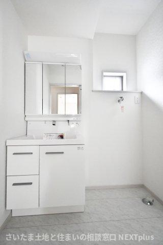 北本市中丸２丁目　全１棟の独立洗面台|三面鏡付き洗面台は朝の寝癖直しも楽々。鏡裏には歯ブラシセットやスキンケアも収納できて魅力的です！下の収納にもドライヤーや入浴グッツ、洗剤のストックなど…様々なものが収納できる便利な設備です！