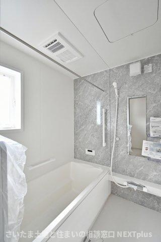 北本市中丸２丁目　全１棟の浴室|白基調の明るい雰囲気の浴室です。浴室乾燥機もついておりますので、日曜日の夜に出される体操着や給食着、雨の日のお洗濯も困りません！暖房機能もついているので、寒い日のお風呂も気持ち良くは入れますね。