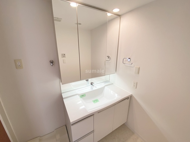 ドゥーエ大宮の洗面所|三面鏡タイプの独立洗面台☆