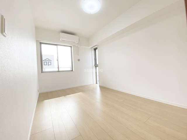 ドゥーエ大宮の洋室|シンプルな内装！