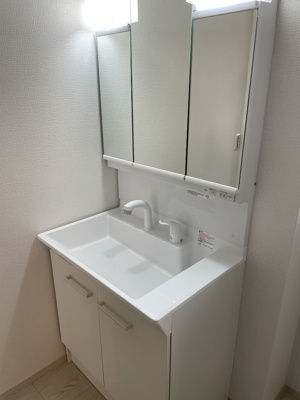 【内観：施工例】 | 山形市城西町三丁目【新築建売】 | 三面鏡の洗面台は、スタイリッシュなだけでなく収納力もあります。
