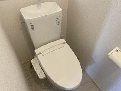 【内観：施工例】 | 山形市城西町三丁目【新築建売】 | 節水タイプのトイレは水道代の節約に繋がります。