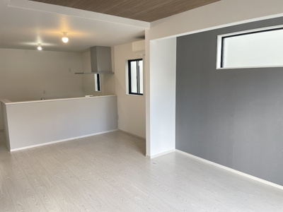 【内観：施工例】 | 山形市城西町三丁目【新築建売】 | リビングは広々です。家族の団欒の場として家庭を包みます。