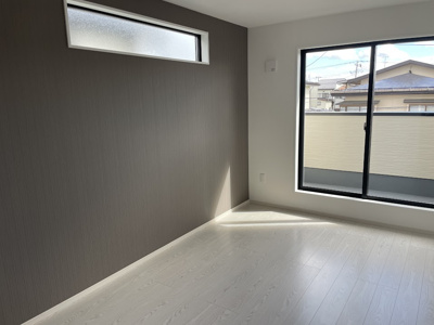 【内観：施工例】 | 山形市城西町三丁目【新築建売】 | 大きいベットを置いてもスペースの取れる寝室です。