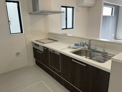 【内観：施工例】 | 山形市城西町三丁目【新築建売】 | 広々ワイドなキッチンは料理がしやすく快適です。