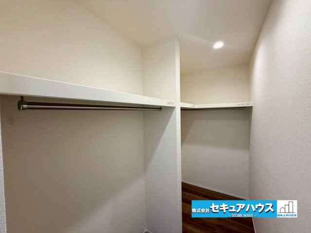 【今からご案内可能】刈谷市今川町山ノ端 全3棟の収納|ウォークインクローゼットのある住まいで収納上手な生活を実現！衣類だけでなく、箱物や思い出の品もたっぷり収納できますので、整理整頓もスムーズに。居室空間をより広々と使えます！