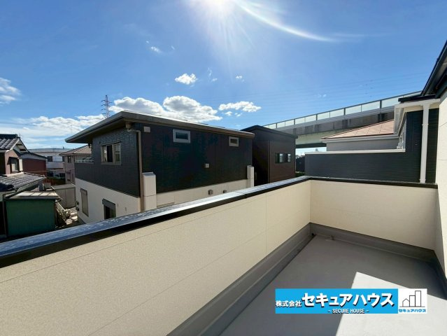 【今からご案内可能】刈谷市今川町山ノ端 全3棟の展望|【バルコニー】
◆見晴らしもよく、太陽の温かな温もりをめいっぱい受け止めてくれます。
太陽の光と爽やかな風を受けたお洗濯物はあっという間に乾き、取りこむ時には太陽の匂いを感じられそうですね。　　