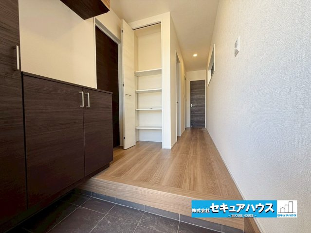 【今からご案内可能】刈谷市今川町山ノ端 全3棟の玄関|【玄関】
◆光が差し込み明るいです。気分も晴れやかになりますね。
◆玄関には、収納力のあるシューズボックスがございます。玄関まわりがすっきり片付きます。　