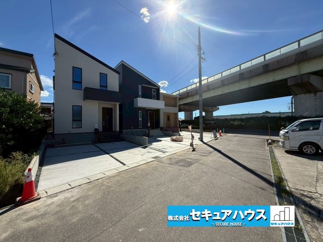 【今からご案内可能】刈谷市今川町山ノ端 全3棟の前面道路含む現地写真|前面道路は閑静な住宅地をはしる車通りの少ない道路。お車の出し入れが苦手なママや小さなお子様にも安心ですね。しっかり舗装もされているので、ベビーカーや自転車で通っても快適に通行できます。