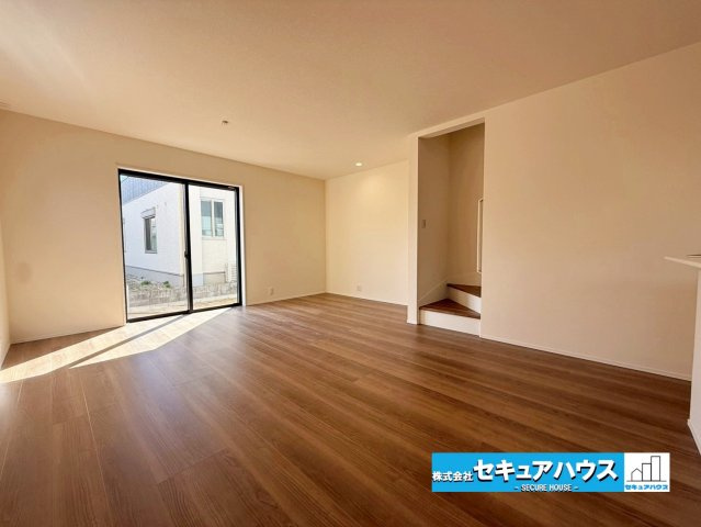 【今からご案内可能】刈谷市今川町山ノ端 全3棟の居間・リビング|事前予約にて現地ご見学いただけます！お気軽にお問い合わせください♪
■株式会社　セキュアハウス■
住宅ローンに強く、知識、経験豊富なスタッフ在籍
お客様に寄り添い、ご成約後もサポート致します。