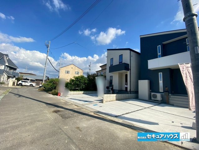 【今からご案内可能】刈谷市今川町山ノ端 全3棟の前面道路含む現地写真|事前予約にて現地ご見学いただけます！お気軽にお問い合わせください♪
■株式会社　セキュアハウス■
住宅ローンに強く、知識、経験豊富なスタッフ在籍
お客様に寄り添い、ご成約後もサポート致します。