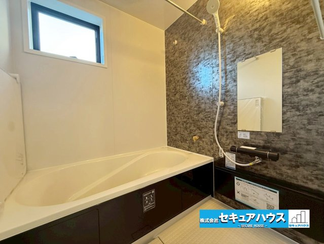 【今からご案内可能】刈谷市今川町山ノ端 全3棟の浴室|【浴室】
◆アクセントパネルで落ち着きのある雰囲気を演出します。毎日の疲れを癒やすバスタイムをお楽しみ下さい！
窓付きで、カビの繁殖を抑える効果があります。また、空間を明るく広く見せる効果もあります。