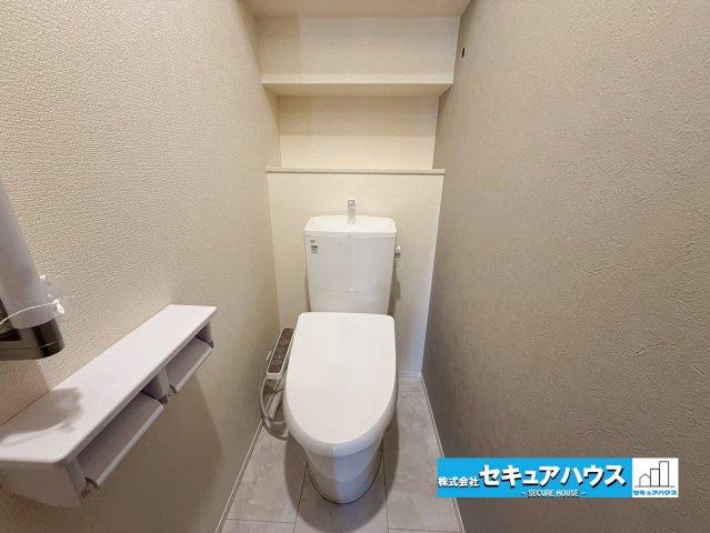 【今からご案内可能】刈谷市今川町山ノ端 全3棟のトイレ|【高機能トイレ】
◆高機能トイレの多くは便器のフタの開閉が自動であり、使用後に手動で水を流す面倒もなく非常に便利です。スタイリッシュな見た目で、お掃除しやすく、節水効果が高いです。