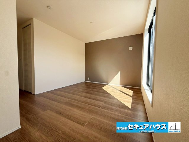 【今からご案内可能】刈谷市今川町山ノ端 全3棟の洋室|広々とした居住空間は日々の暮らしを彩り、心のやすらぎと満足感を与えてくれます。通風と採光を考慮した設計は子供たちはのびのび育ち、家族でくつろぎと団らんを生み出します。