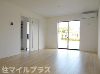 【居間・リビング】 | 二本松市竹田2丁目新築一戸建て5棟 | こちらのリビングで趣味の時間をお楽しみください