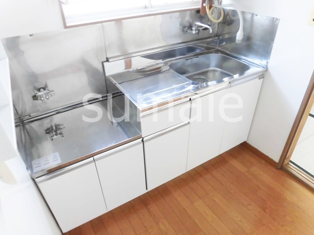 村上マンションのキッチン|調理スペースの広いキッチンです！