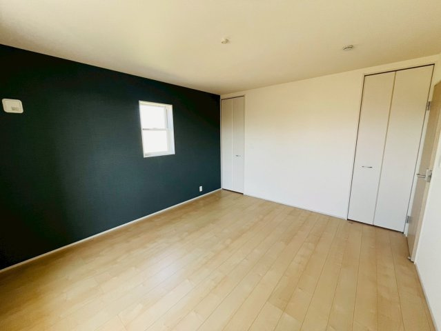 【Livele Garden】　下都賀郡野木町潤島　第２　全2邸の洋室|〇２号棟　洋室　9帖〇
アクセントクロスがお洒落な主寝室。大容量のウォークインクローゼット付きで大切なお洋服もしっかり収納できます♪
2026年3月撮影