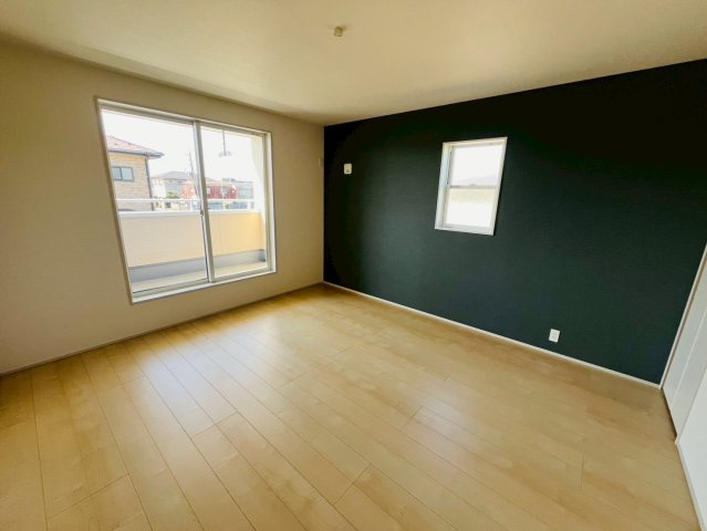 【Livele Garden】　下都賀郡野木町潤島　第２　全2邸の洋室|〇２号棟　洋室　9帖〇
バルコニーに面した洋室は日当たり良好です！大きなベッドを置いてもゆとりのある広さです（＾＾）
2026年3月撮影