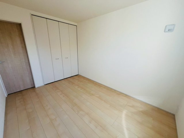 【Livele Garden】　下都賀郡野木町潤島　第２　全2邸の洋室|〇２号棟　洋室　6帖〇
各居室に収納がございますので最大限お部屋を広く使うことができます♪
2026年3月撮影