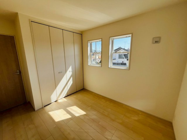 【Livele Garden】　下都賀郡野木町潤島　第２　全2邸の洋室|〇２号棟　洋室　5.2帖〇
日差しが注ぎ、心地よい空間です。各居室に収納付きで住みやすさにこだわっています！
2026年3月撮影