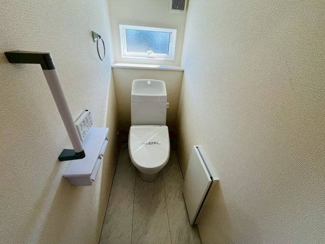 【Livele Garden】　下都賀郡野木町潤島　第２　全2邸のトイレ|〇２号棟　トイレ〇
ウォシュレット付きトイレ。うれしい手すり＆タオル掛け付きです♪
2026年3月撮影