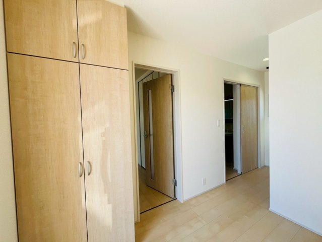 【Livele Garden】　下都賀郡野木町潤島　第２　全2邸の玄関|〇２号棟　玄関〇
お家の顔にもなる明るい玄関。シューズクロークにご家族分の靴をしまうことができるので、いつでもスッキリ綺麗な玄関を保てます♪
2026年3月撮影