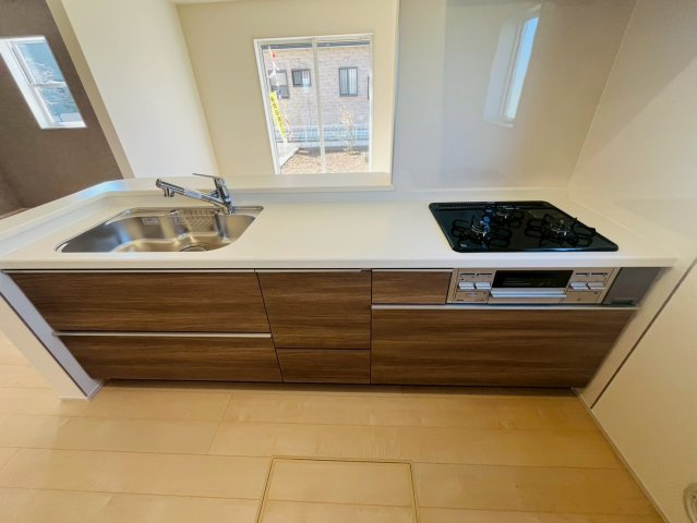【Livele Garden】　下都賀郡野木町潤島　第２　全2邸のキッチン|〇２号棟　キッチン〇
対面仕様で、料理をしながら家族と会話ができるだけでなく、明るいリビングとつながる、ゆとりと快適性を兼ね備えたキッチンです♪
2026年3月撮影