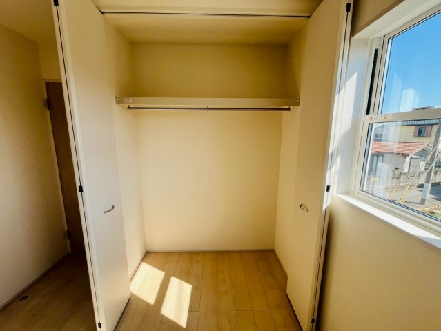 【Livele Garden】　下都賀郡野木町潤島　第２　全2邸の収納|〇２号棟　クローゼット〇
クローゼットにはパイプハンガーが付いているので、お子様でも上手に収納することができます♪
2026年3月撮影