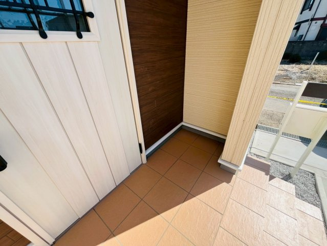 【Livele Garden】　下都賀郡野木町潤島　第２　全2邸の玄関|〇２号棟　玄関〇
木目調の壁に白い扉が映える玄関です（＾＾）
2026年3月撮影