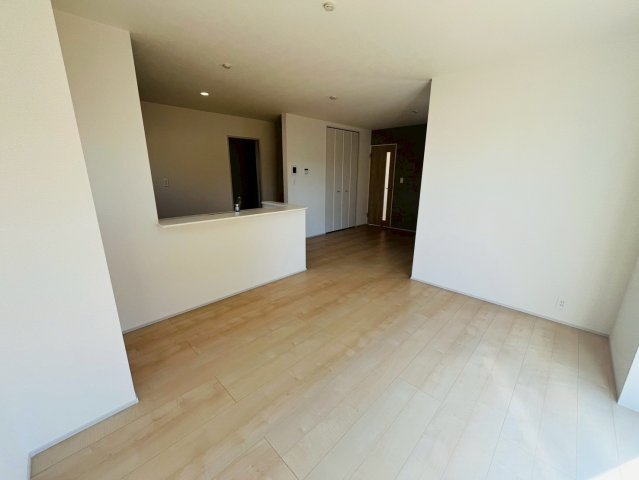 【Livele Garden】　下都賀郡野木町潤島　第２　全2邸の居間・リビング|〇２号棟　リビング〇
広々18帖のリビングです。窓から明るい日差しが差し込みます♪
2026年3月撮影