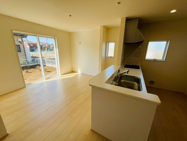 【Livele Garden】　下都賀郡野木町潤島　第２　全2邸の居間・リビング|〇２号棟　リビング〇
キッチンから視線が通るリビングダイニングは自然とコミュニケーションが生まれ家族が集まる空間に（＾＾）
2026年3月撮影