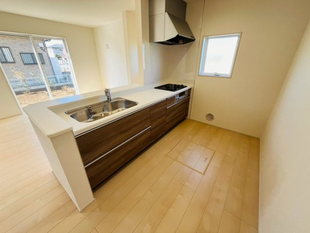 【Livele Garden】　下都賀郡野木町潤島　第２　全2邸のキッチン|〇２号棟　キッチン〇
自然光で明るい対面キッチン♪広々しているので、ご夫婦で会話を楽しみながらお料理をすることができます。
2026年3月撮影