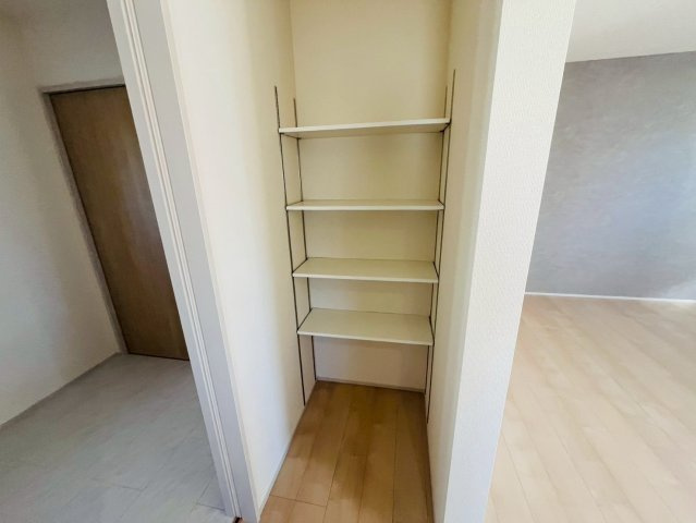 【Livele Garden】　下都賀郡野木町潤島　第２　全2邸の収納|〇２号棟　パントリー〇
キッチン横には可動棚付きパントリーがございます。食材の保存やキッチン用品などをしまっておくことができます♪
2026年3月撮影