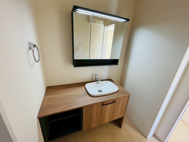 【Livele Garden】　下都賀郡野木町潤島　第２　全2邸の独立洗面台|〇２号棟　洗面化粧台〇
スタイリッシュなデザインの洗面化粧台。収納スペースも充実♪鏡の裏も収納スペースになっております。
2026年3月撮影