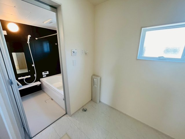 【Livele Garden】　下都賀郡野木町潤島　第２　全2邸の浴室|〇２号棟　浴室〇
明るく清潔感のある浴室♪空気もこもらずいつもクリーンな浴室乾燥機付です（＾＾）
2026年3月撮影