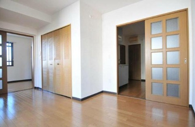 【居間・リビング】 | 桜山ハイツ | 明るい洋室！