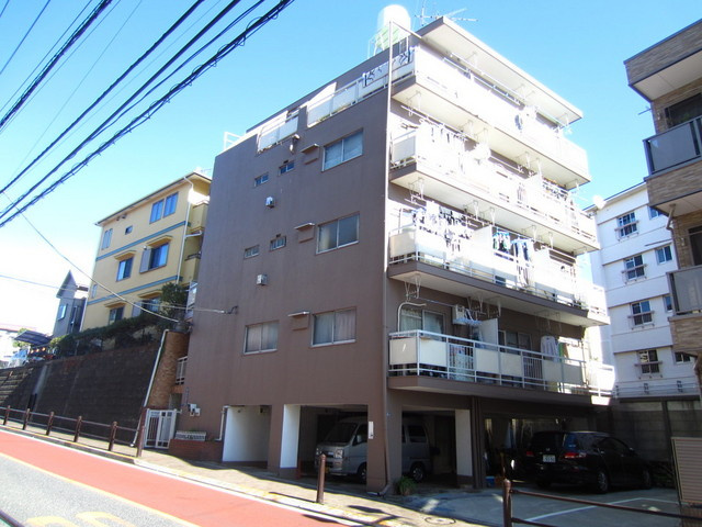 村上マンションの外観|ゲーテの小径沿いの存在感ある建物♪