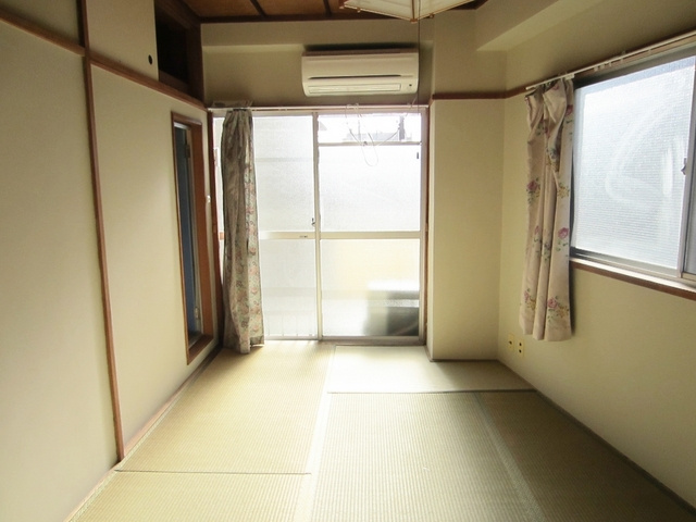 村上マンションの居間・リビング|2面採光の角部屋です。